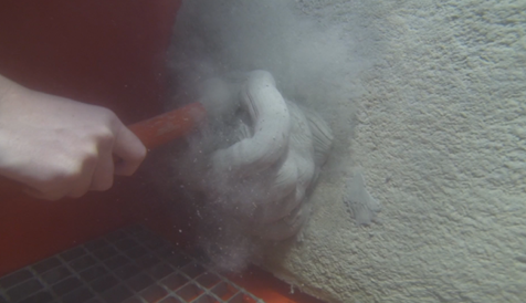 Een foto waarin onder water buoycrete met de 'printing' methode wordt aangebracht.