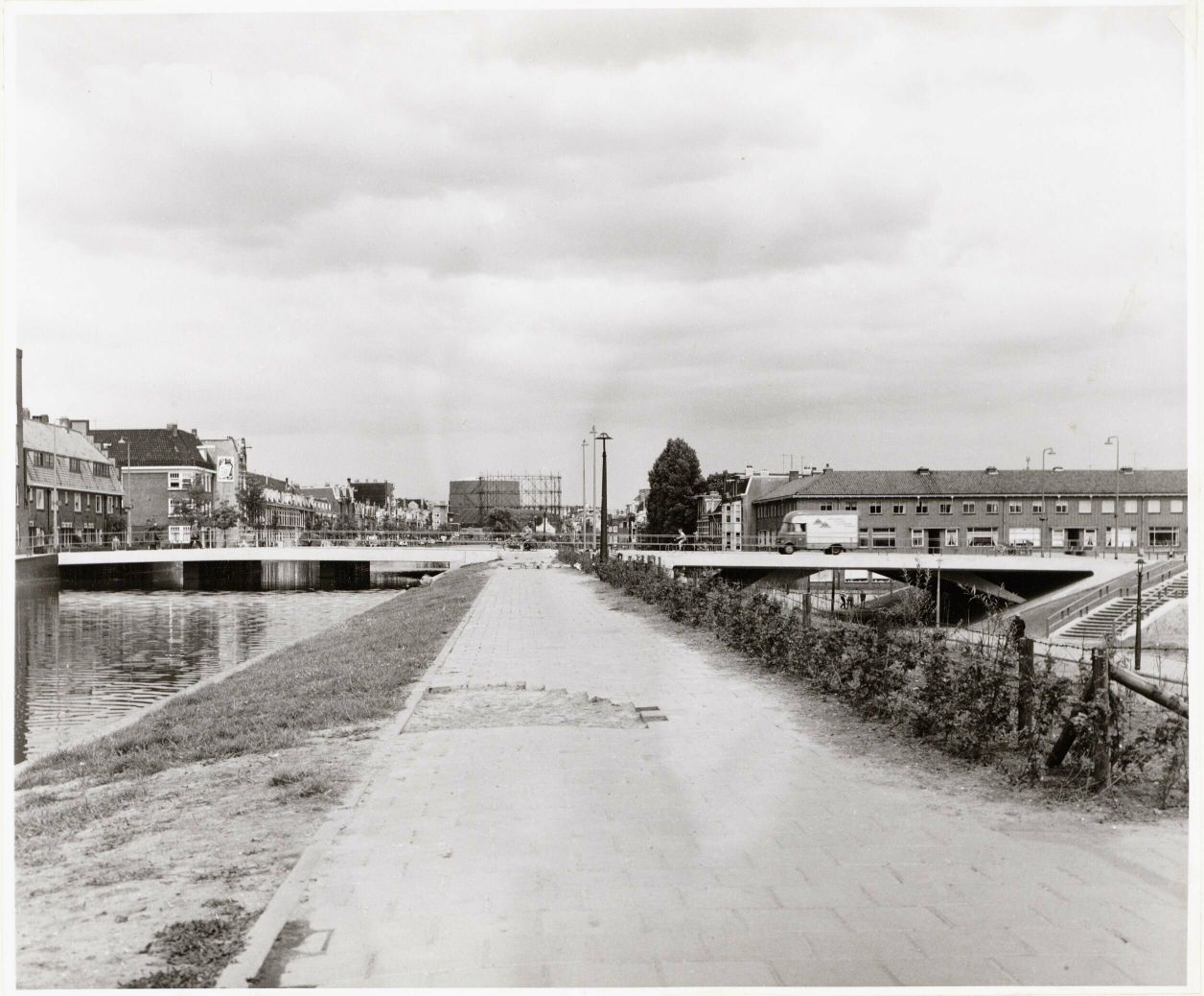 Brug 256 in 1960. Op de foto is duidelijk zichtbaar dat brug 194 onderdeel is van dezelfde constructie.