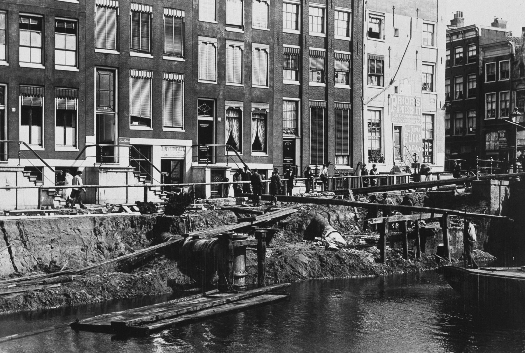 Foto van bouwwerkzaamheden bij een kademuur aan de Kostverlorenvaart in 1930.