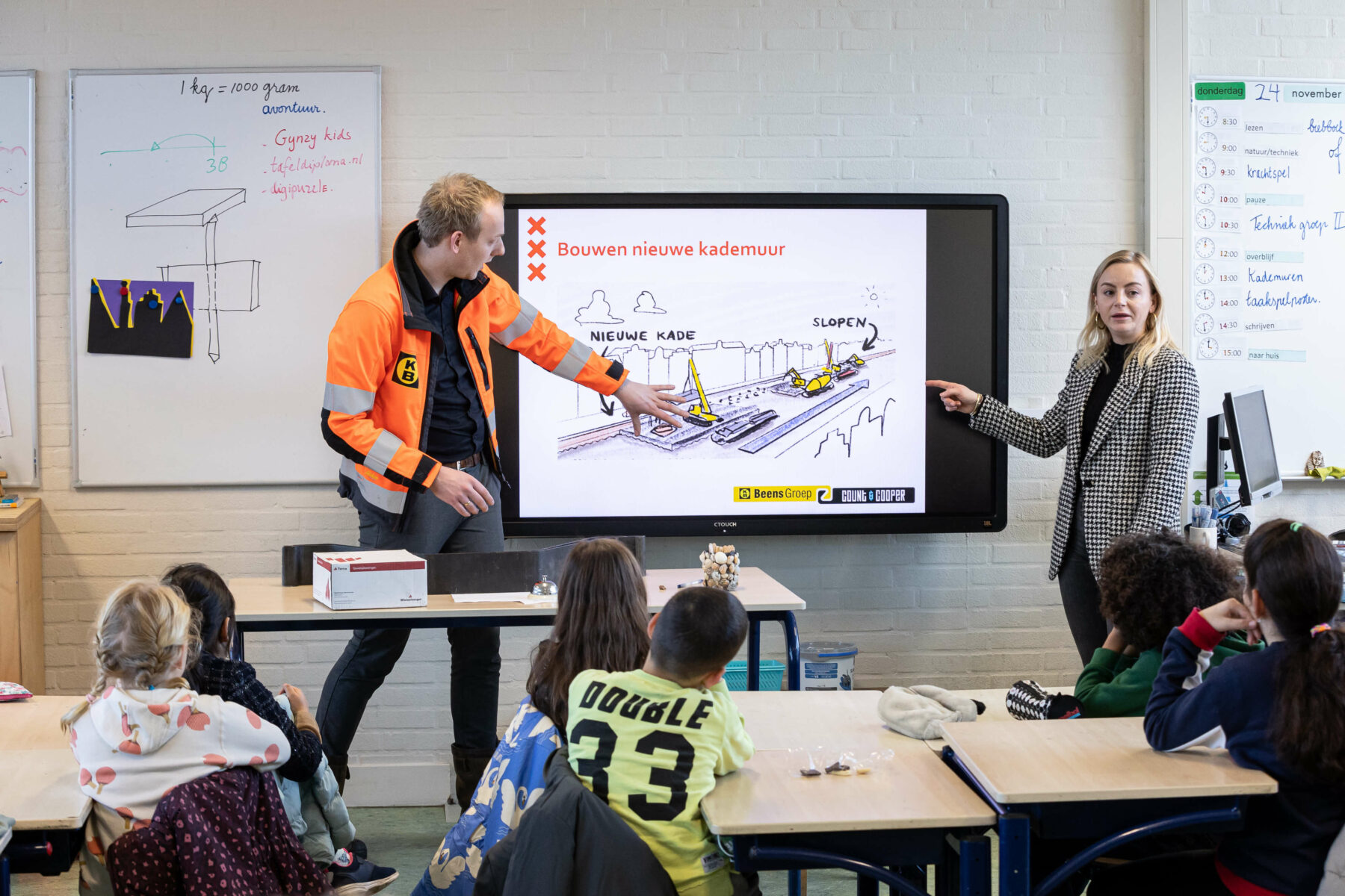 Jaap en Elise leggen uit hoe een nieuwe kademuur gebouwd wordt
