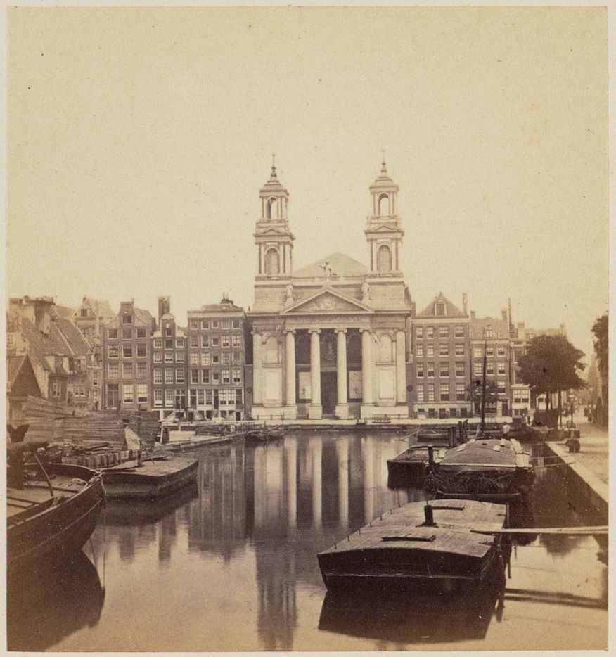 Foto van een ongedempte Leprozengracht, het huidige Waterlooplein