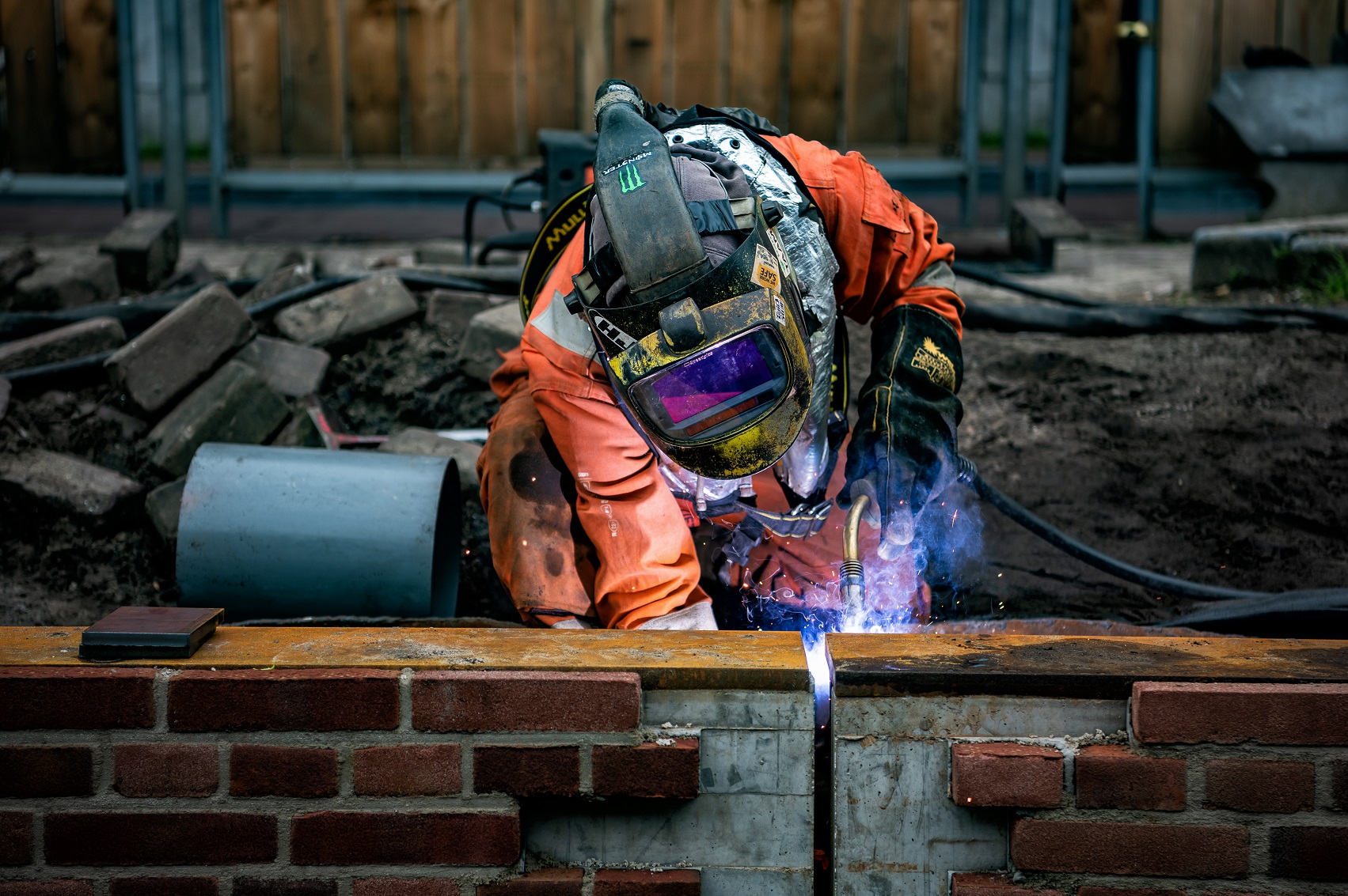 Een medewerker voert laswerkzaamheden uit bij een kadevernieuwing