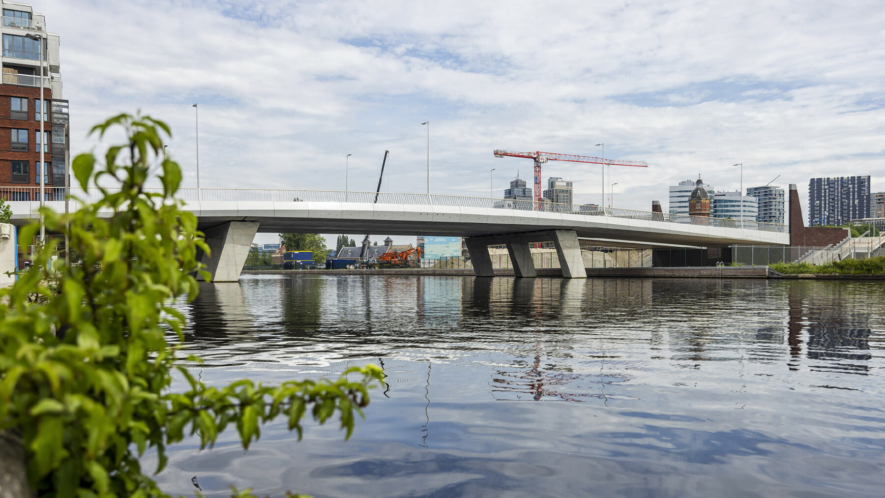 Een foto van de Amstelstroombrug