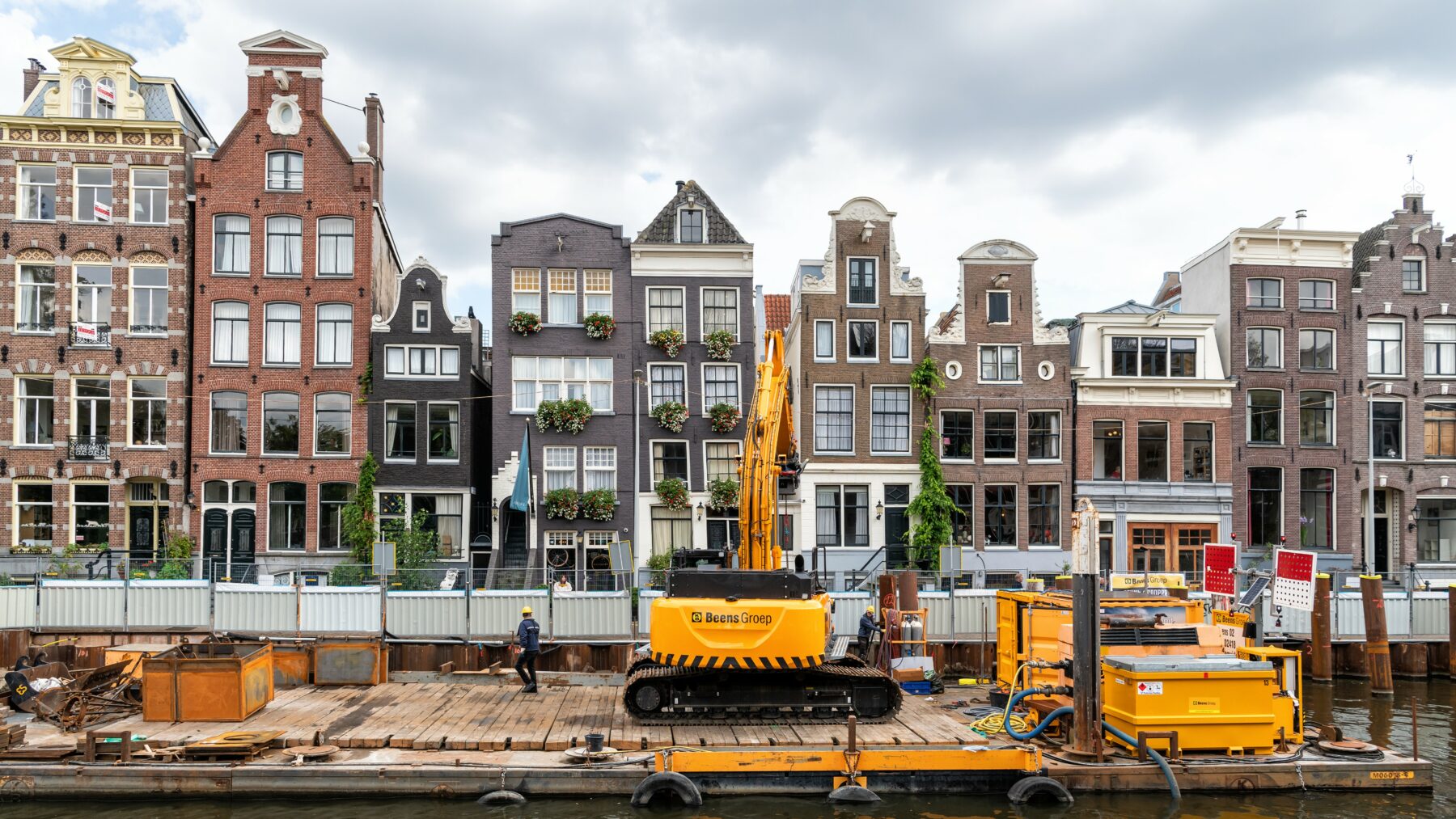 Werkzaamheden aan de kademuur van de Herengracht.