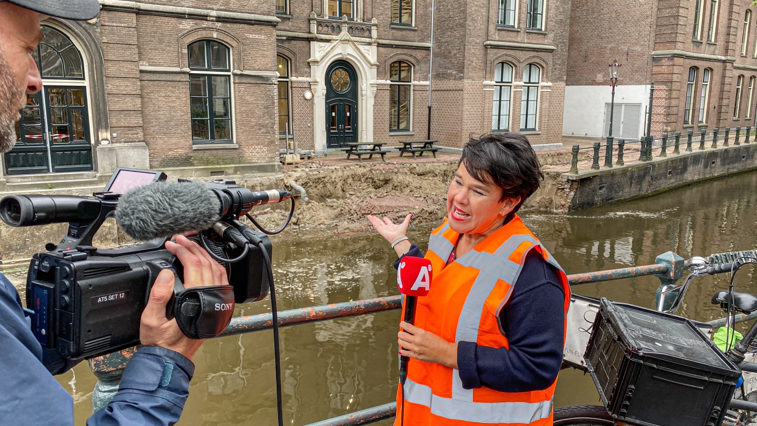 Toenmalig wethouder Dijksma in een interview met AT5 bij de ingestorte Grimburgwal