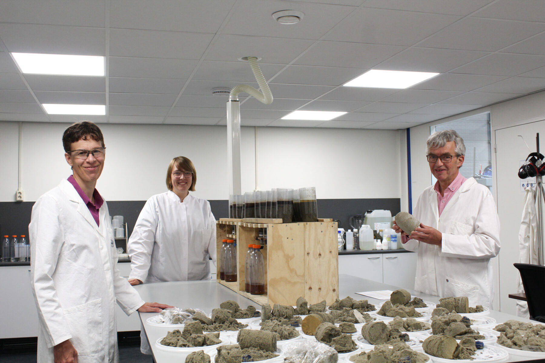 Drie onderzoekers in het lab van Groundwater Technology